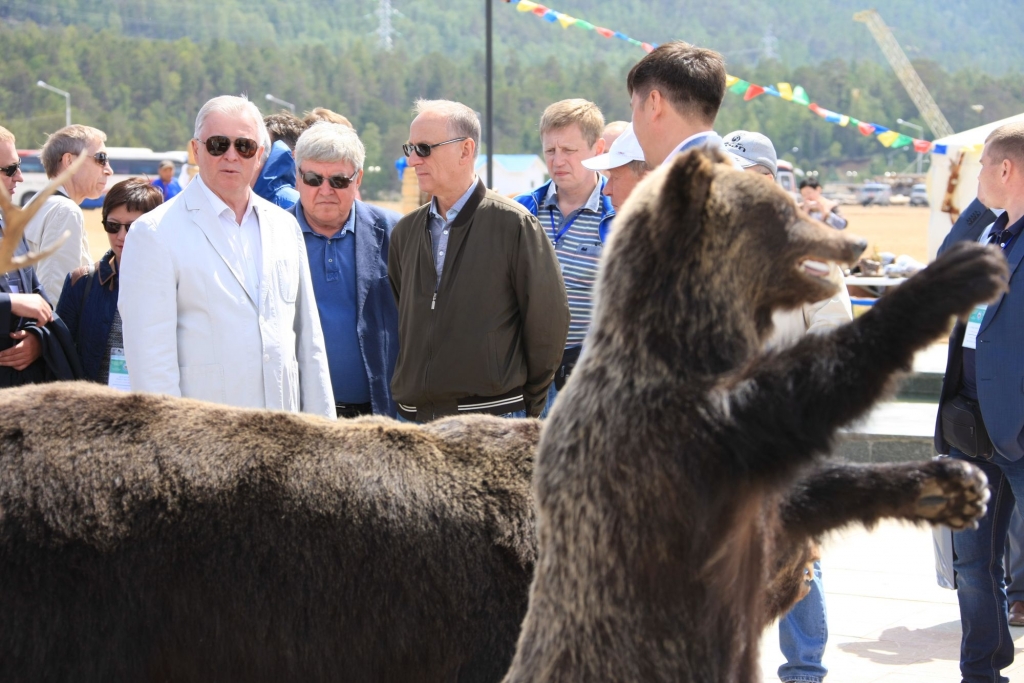 Высоких гостей Совбеза РФ встретили в Бурятии хадаками, хлебом-солью и медведями