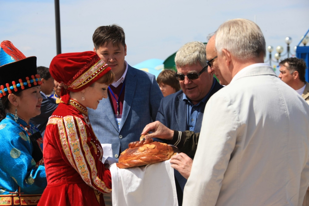 Высоких гостей Совбеза РФ встретили в Бурятии хадаками, хлебом-солью и медведями