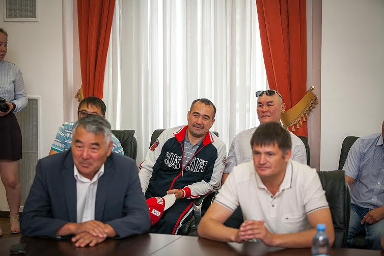 В агентстве по спорту победителя чествовали друзья, болельщики, тренера, руководители агентства по спорту РБ и журналисты. 