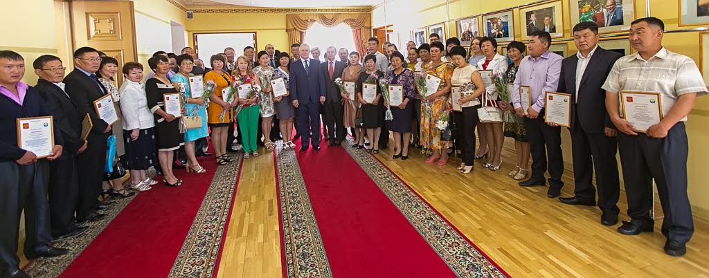 Глава Бурятии вручил сертификаты победителям конкурса по поддержке фермеров