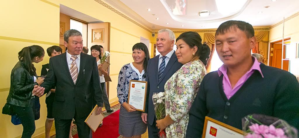 Глава Бурятии вручил сертификаты победителям конкурса по поддержке фермеров