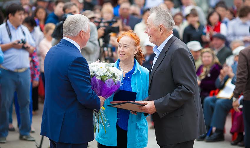 Лучшие семьи города и республики награждены медалями "За любовь и верность"