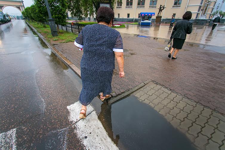 Дождь умыл город и спас горожан от испепеляющей жары