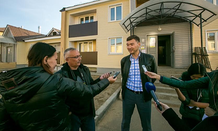 Мэрия Улан-Удэ проконтролировала переселение жителей из аварийных домов в 111 микрорайон