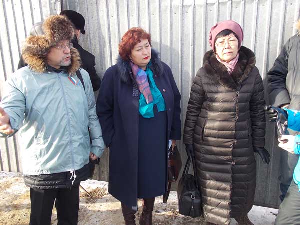 Импровизированная пресс-конференция перед закрытыми воротами.