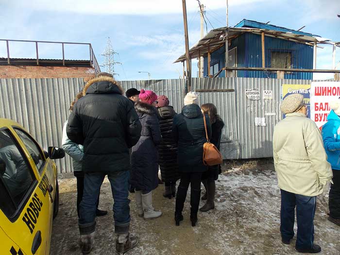 Попасть на территорию АЗС так и не удалось.