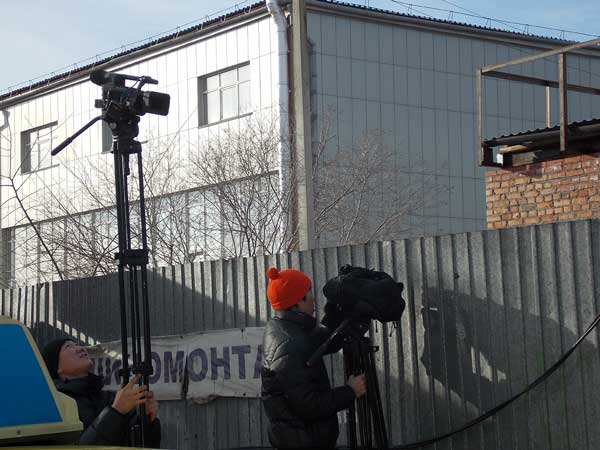 Телевизионщики проявляют смекалку, чтобы увидеть, что творится за глухим забором.