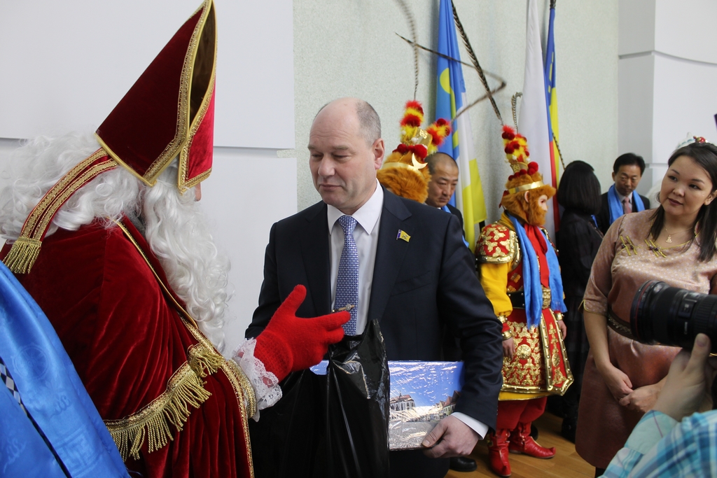 Микулаш вручает подарки Александру Голкову