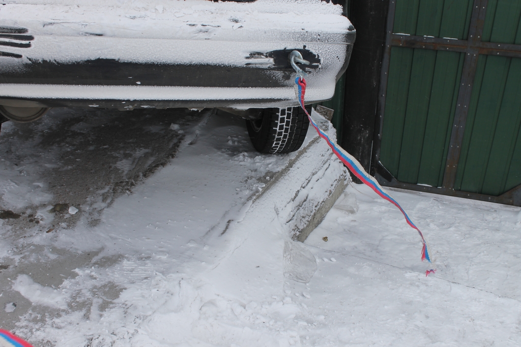 Попытка водителя вытащить машину оказалась неудачной
