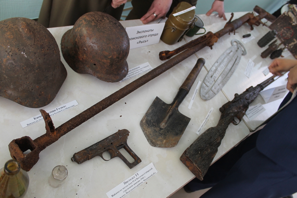 Выставка находок поискового отряда "Рысь" в фойе