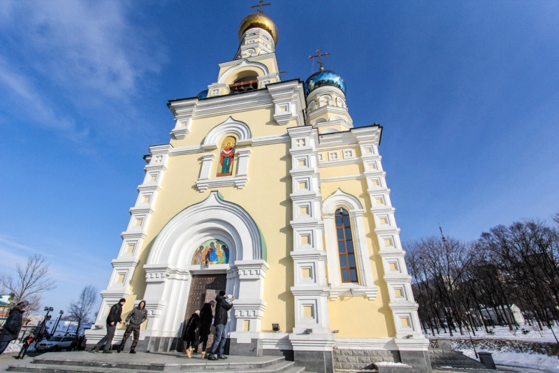 Прихожане идут в храм для богослужения