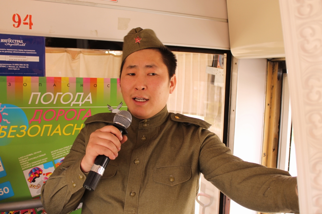 Певцы исполняли военные песни