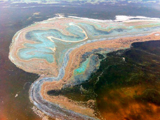 На поверхности Байкала появились странные пятна взято из соц.сети