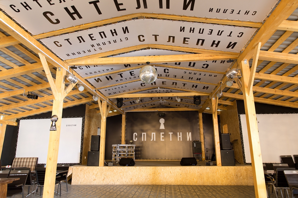 Сцена и танцевальная площадка летнего ресторана Сплетни