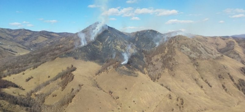 В Закаменском районе Бурятии второй день тушат лесной пожар