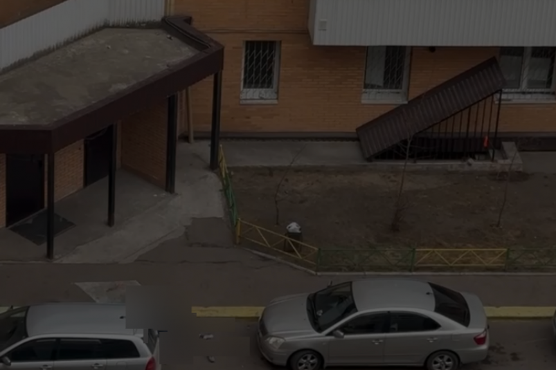 В Улан-Удэ мужчина выпал из окна высотки (ВИДЕО)