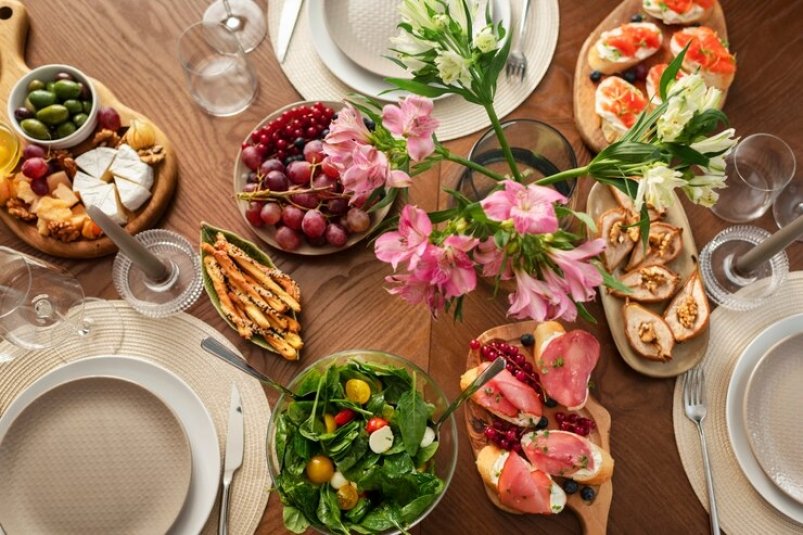 Наполните тарелку, выберите соседа: эти 5 неочевидных уловок помогут не переедать в гостях