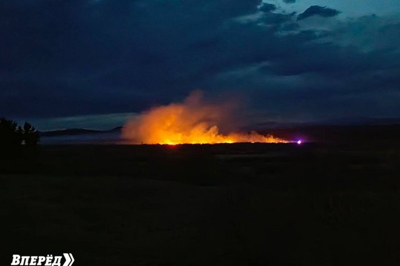 В Заиграевском районе Бурятии огонь с полей подбирается к лесу