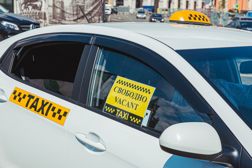 В России хотят запретить мигрантам работать в такси