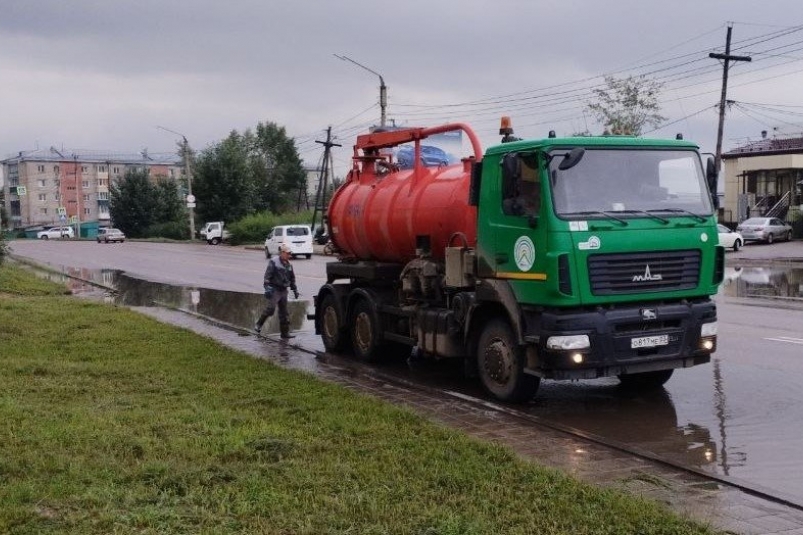Вакуумные машины добрались до луж в отдаленных микрорайонах в Улан-Удэ