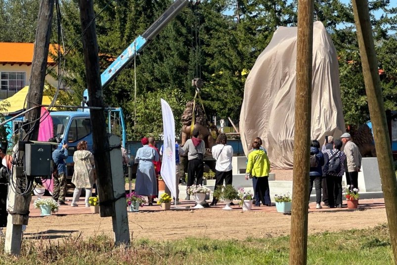 Львы украсили памятник Екатерине Великой в Бурятии