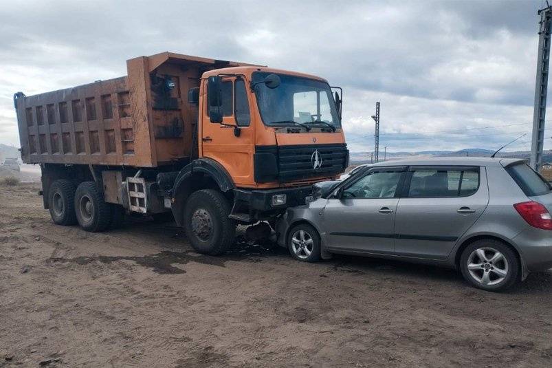 В Кяхтинском районе Бурятии пенсионер на легковушке врезался в грузовик и погиб