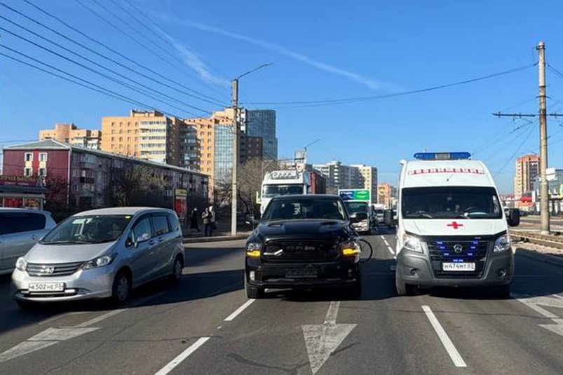 В Улан-Удэ под колёса машин попали школьник, девушка и велосипедист