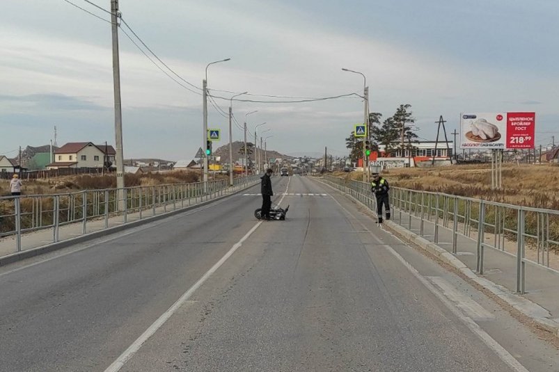 В Бурятии школьник на мотоцикле влетел в иномарку и получил травмы