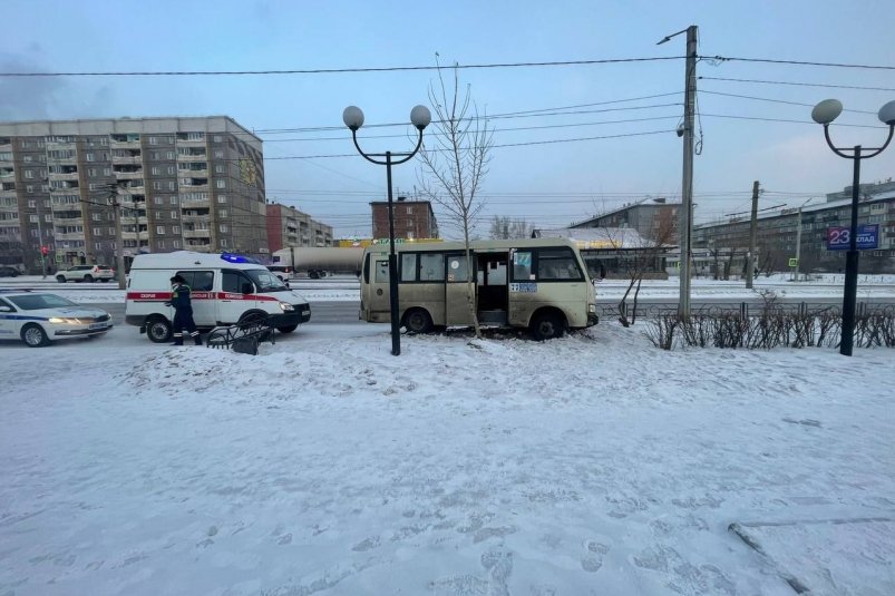 Автобус в Улан-Удэ сбил женщину на остановке