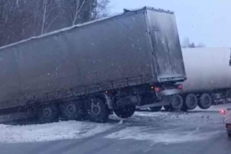 В Бурятии на федеральной трассе лоб в лоб врезались две фуры