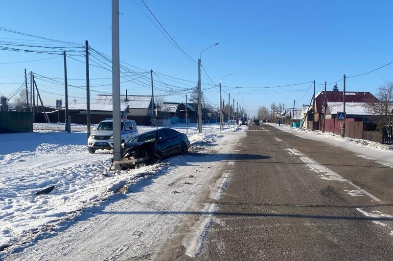 В Бурятии бесправный водитель встретил электроопору и попал в больницу