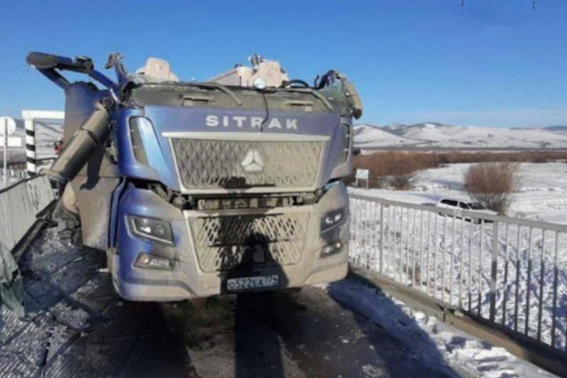 В Бурятии большегрузу из Челябинска сорвало крышу