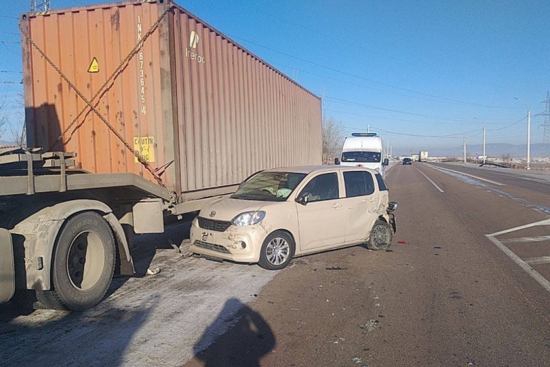 В Бурятии на федеральной трассе попала в аварию фура с грузом Минобороны