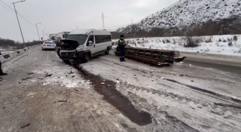 В Улан-Удэ водитель КАМАЗа уронил металл на микрогрузовик и маршрутку