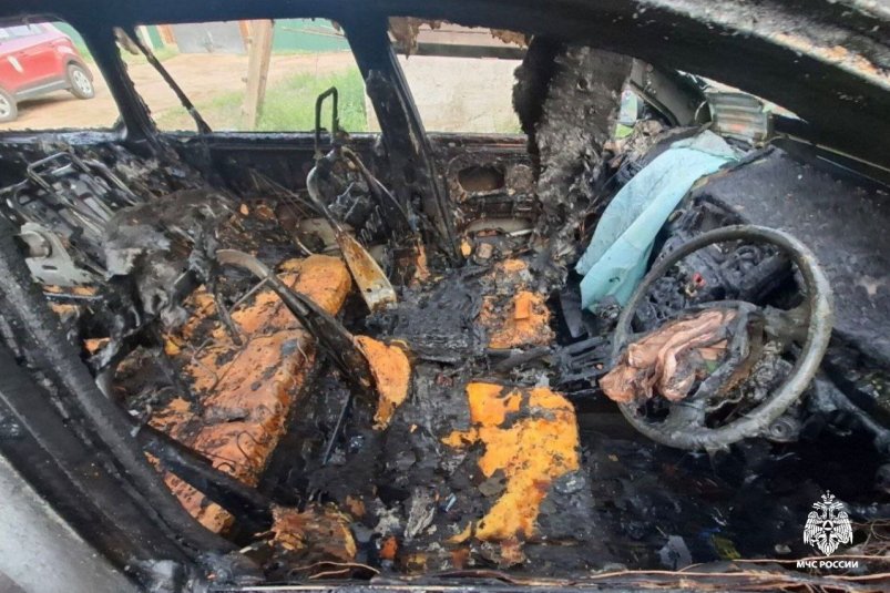 При пожаре в автомобиле в Бурятии пострадали двое мужчин