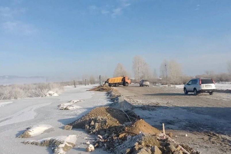 Река растеклась на дорогу в Бурятии