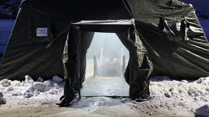 Как будто заново родился: улан-удэнцы в -40 окунулись в купели на Крещение