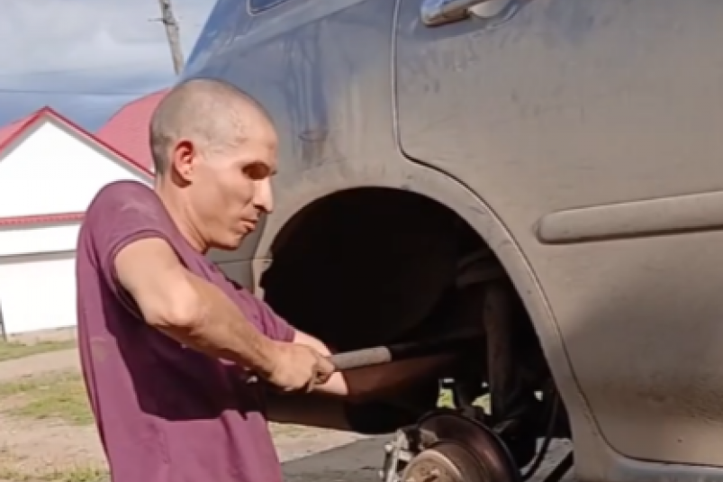 В Бурятии рассказали о незрячем ветеране СВО, который сам чинит машину