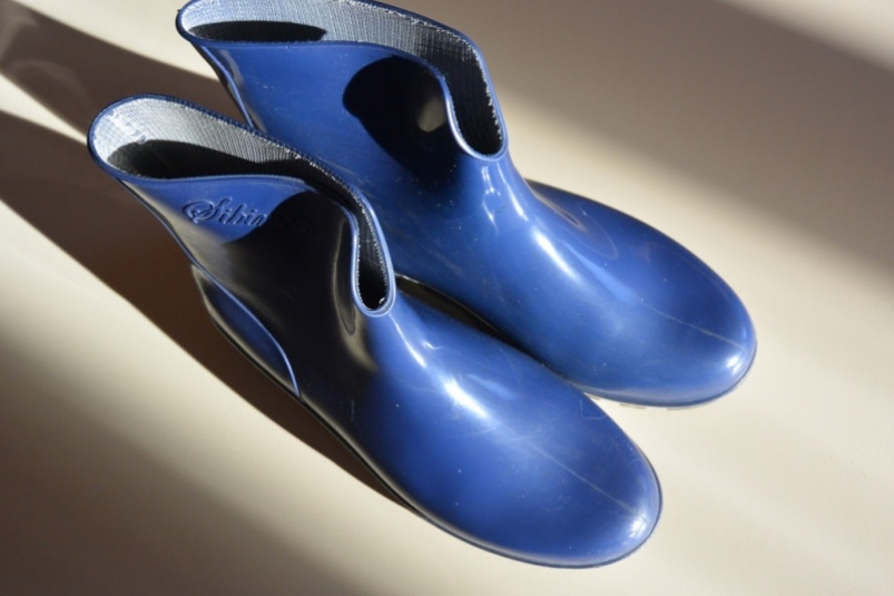 Москвичи сметают резиновые сапоги и зонты на маркетплейсах