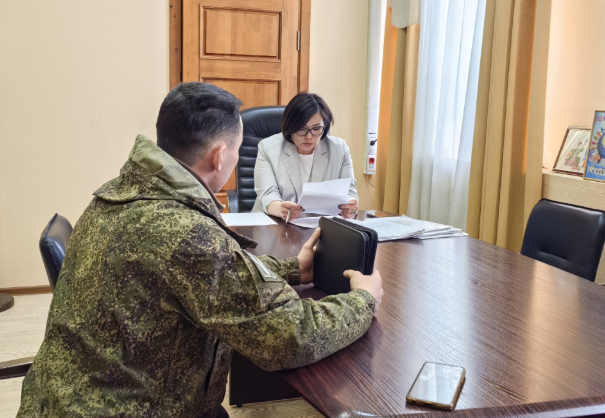 После смерти жены и оставшейся без опеки дочери уполномоченный помог уволиться из армии. Ю.Жамбалова