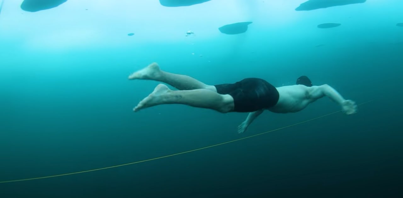 Под водой почти ничего не видно: блогер Михаил Литвин проплыл 50 метров подо льдом Байкала канал Михаила Литвина на популярной видеоплатформе