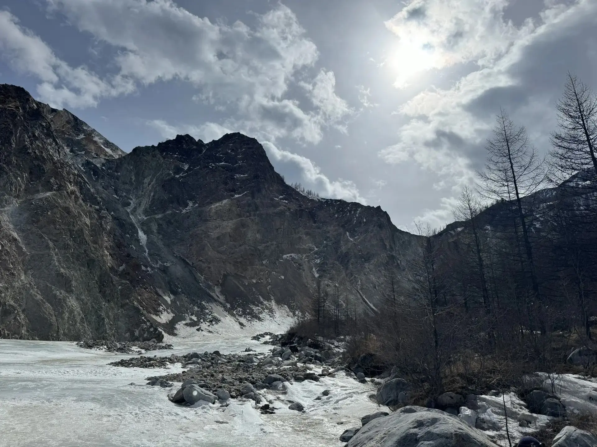 Лавина на Мунку-Сардык в Бурятии: спасены трое, один погиб СК по Бурятии
