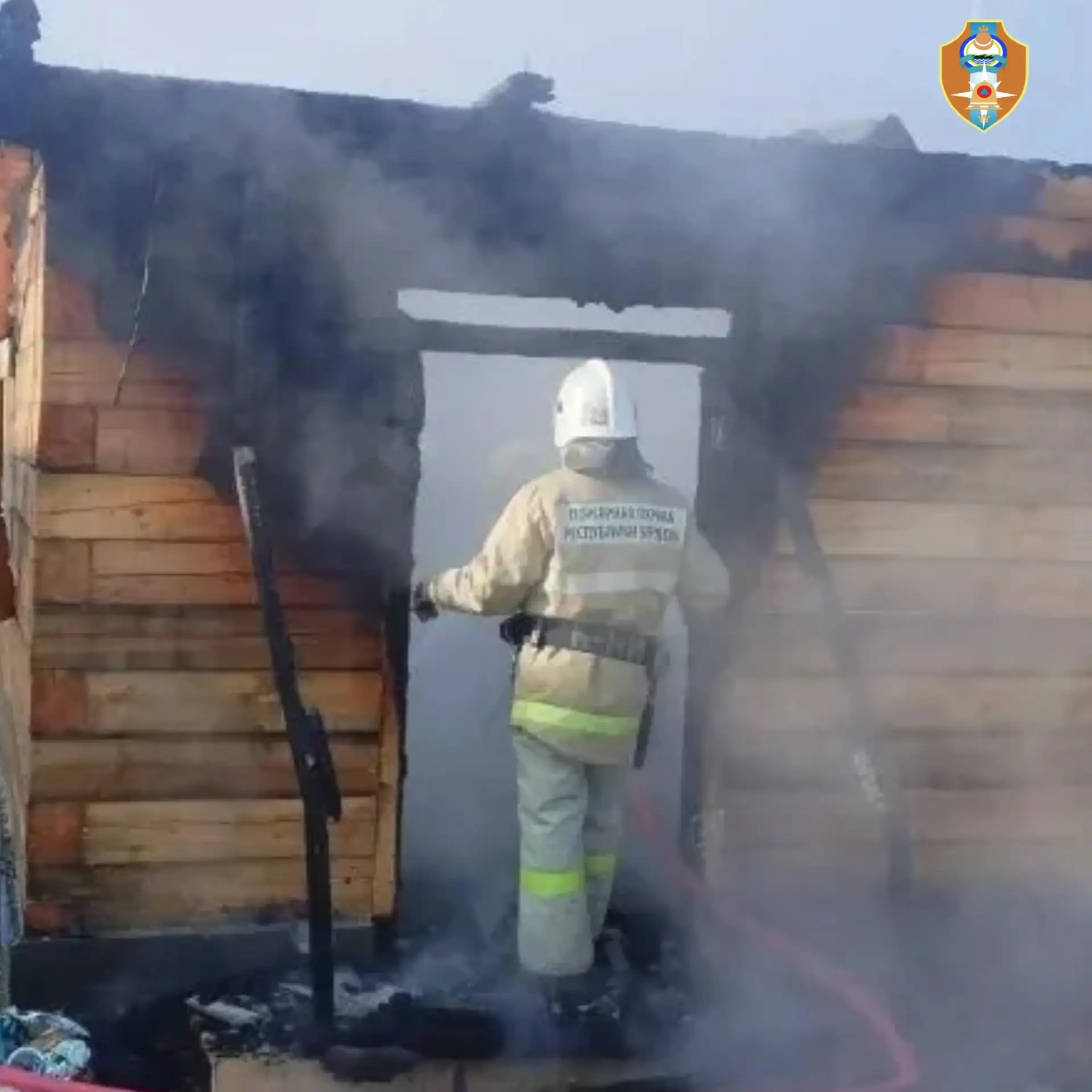 В Бурятии пожарные предотвратили взрыв, эвакуировав баллоны из горящего гаража агентство ГО и ЧС Бурятии