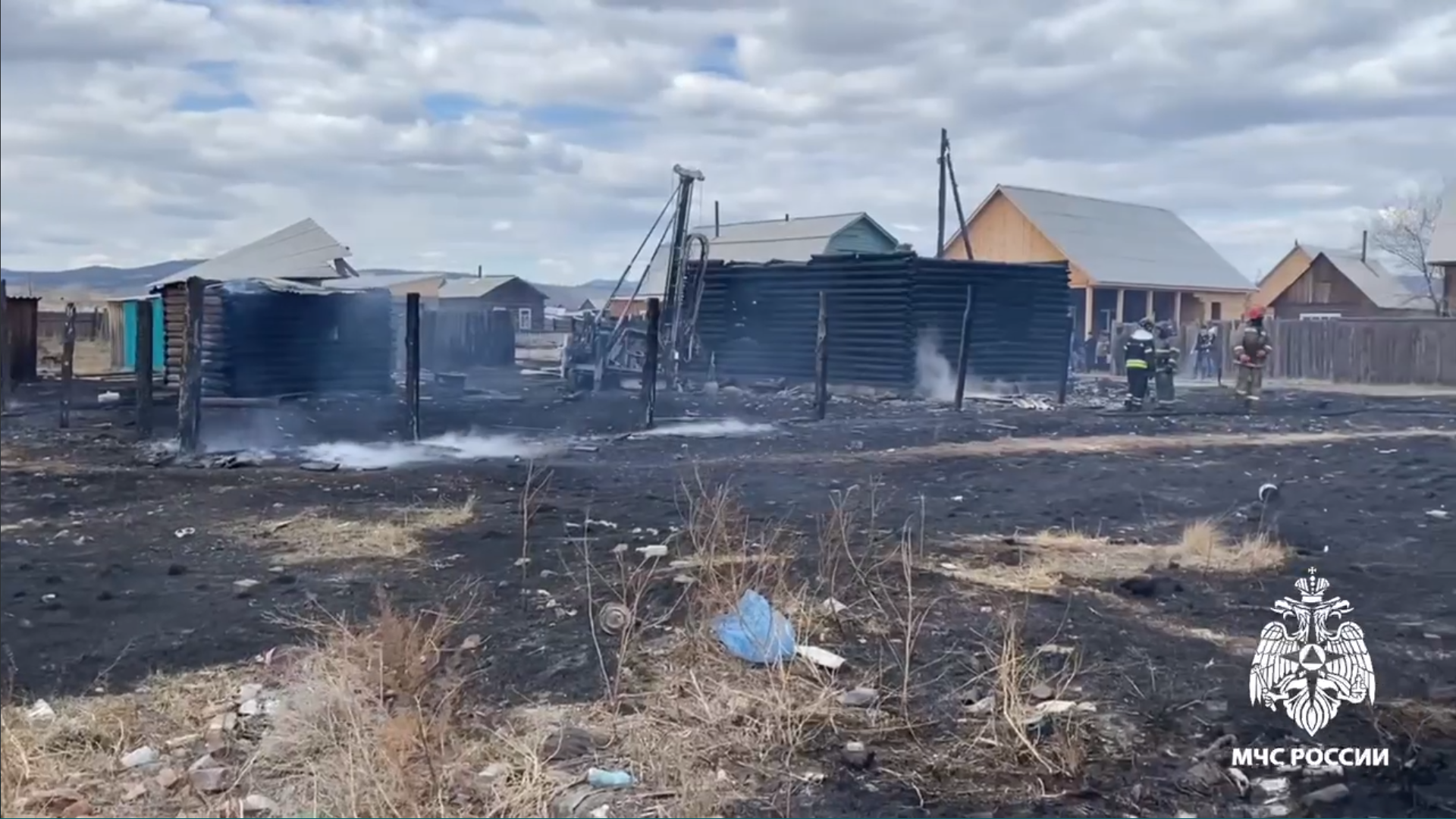 В Бурятии женщина и ребенок погибли в пожаре МЧС по Бурятии