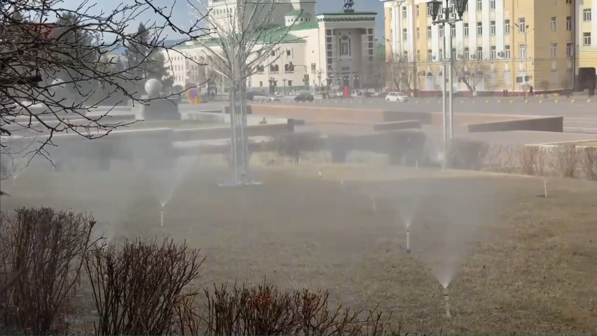 В Улан-Удэ запущен сезон полива зелёных зон администрация г. Улан-Удэ