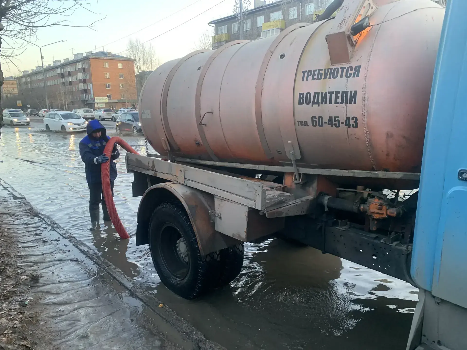 На борьбу с ливнем в Улан-Удэ бросили роту вакуумных машин