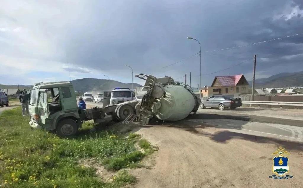 В Бурятии цементовоз опрокинулся из-за отказа тормозов ГИБДД по Бурятии