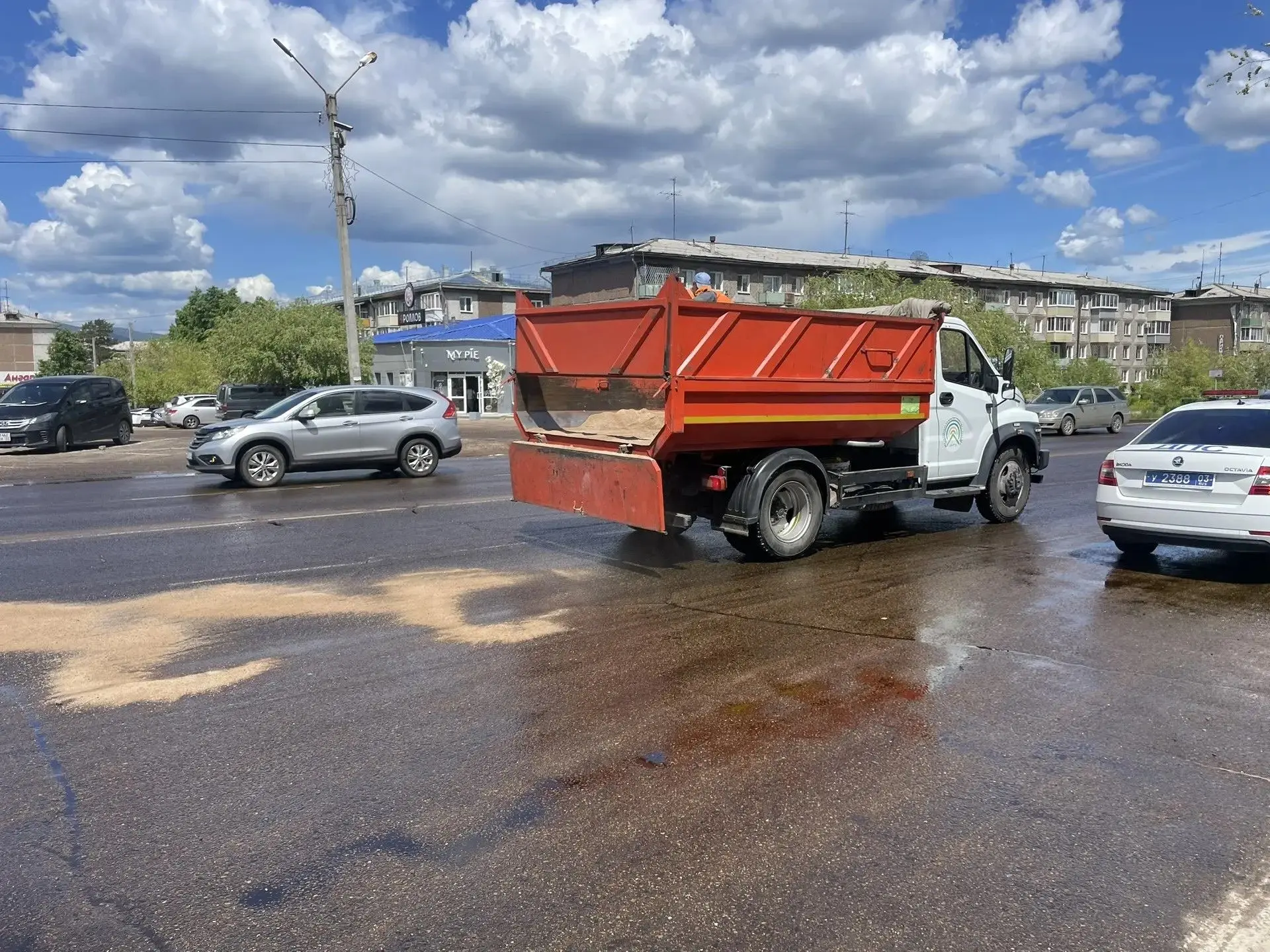 На участке от ул. Жердева до ул. Шумяцкого устраняют последствия аварии с фурой, перевозившей масло мэрия Улан-Удэ