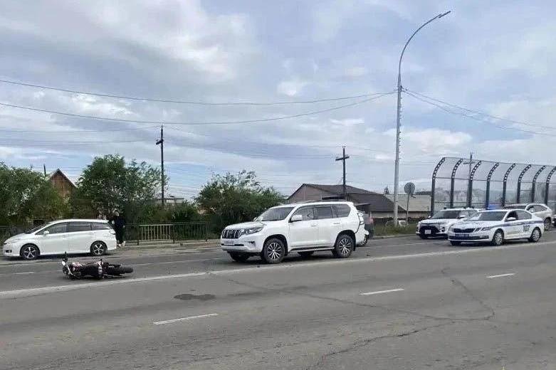 Мотоциклист остался невредим в столкновении с "Лэнд Крузером" в Улан-Удэ