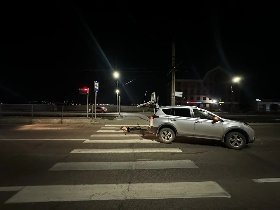 Мужчина и женщина на самокате попали под машину в Улан-Удэ